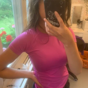 Lila träningstopp - En lila träningstopp i strl 146/152. Från Cubus. Endast testad