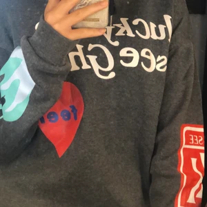 Lucky me I see ghost hoodie i storlek M - Grå lucky me I see ghost hoodie i storlek M, nyskick aldrig använt bara testad. Nypris 400, hör av er om ni har frågor eller vill ha fler bilder💞