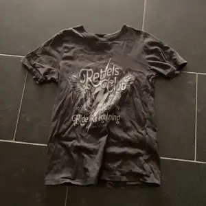 Säljer den här skit coola T-shirten från Gina tricot. Är lite för liten för mig tyvärr, använd kanske 3-4 gånger. ❤️