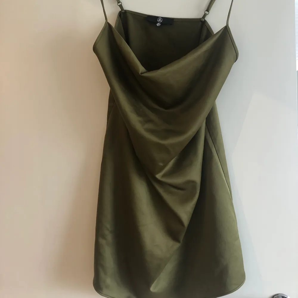 Mörkgrön silkesklänning från Missguided, aldrig använd 💚. Klänningar.