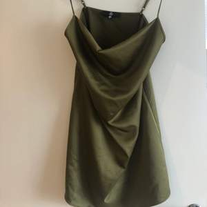 Mörkgrön silkesklänning från Missguided, aldrig använd 💚
