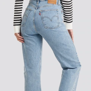 Levi’s, ljus blå byxor, storlek 25 - Första bilden är inte min. Detta är ett par ljus blåa ribcage straight levi’s byxor. Hyfsat bra skick. Frakt tillkommer. 