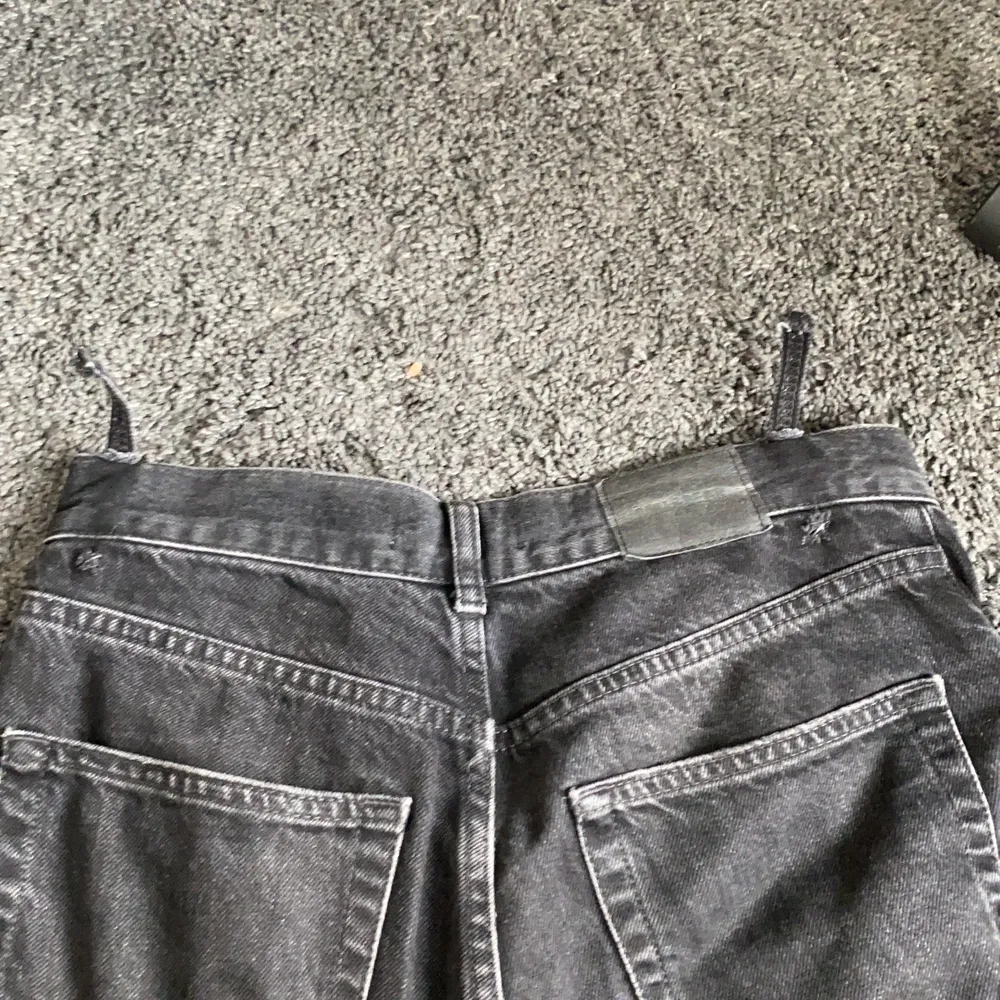 Säljer mina favorit jeans från Pull and Bear p.g.a att de har blivit alldeles för små för mig. Perfekta i längden (jag är 173cm). Dessa är svarta med slits!! (Se på sista bilden vart de är sönder - går att sy tillbaka) Köparen står för frakt!! Säljer direkt!. Jeans & Byxor.