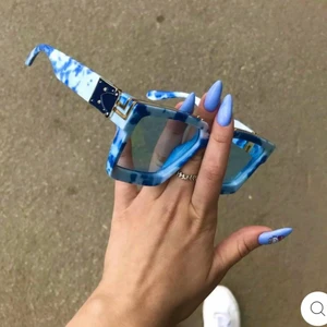 Solglasögon - Säljer 2 par av dessa riktigt snygga solglasögon. Råkade på något vis beställa hem 3 par istället för 1:)) De är riktigt coola och snygga, helt perfekta!! De kostar 550kr på hemsidan men jag säljer de för 250kr styck<33 (ett par kvar)