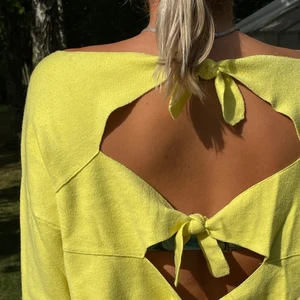 Gul sweatshirt med öppen rygg - Super skön tröja som passar perfekt nu när det blir lite kallare men samtidigt vill ha luftigt. Den gula färgen är super snygg till ljusa jeans 👏🏻👍🏻