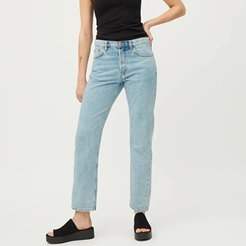 Säljer dessa jeans från Weekday i modellen Wire High Straight. De är i nyskick då de endast blivit använda någon enstaka gång pga att de är för stora för mig. På mig som är ca 163 cm är längden som på bilden. Originalpris är 500 kr, mitt pris är 200 kr + frakt. Kan annars mötas upp i Sundsvall.. Jeans & Byxor.