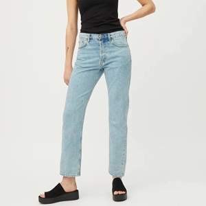 Säljer dessa jeans från Weekday i modellen Wire High Straight. De är i nyskick då de endast blivit använda någon enstaka gång pga att de är för stora för mig. På mig som är ca 163 cm är längden som på bilden. Originalpris är 500 kr, mitt pris är 200 kr + frakt. Kan annars mötas upp i Sundsvall.