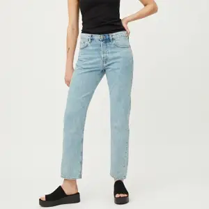 Säljer dessa jeans från Weekday i modellen Wire High Straight. De är i nyskick då de endast blivit använda någon enstaka gång pga att de är för stora för mig. På mig som är ca 163 cm är längden som på bilden. Originalpris är 500 kr, mitt pris är 200 kr + frakt. Kan annars mötas upp i Sundsvall.