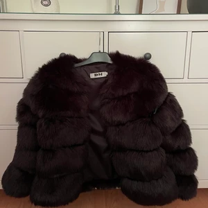 Fluffig Pälsjacka !! - Svart fluffig pälsjacka som är sååå snygg men tycker inte jag passar i den:(