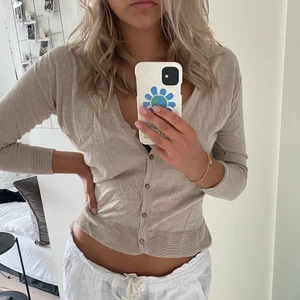 Beige kofta - Säljer denna fina koftan som är 85% silke och 15% kashmir. Den är lite stor i storleken⚡️