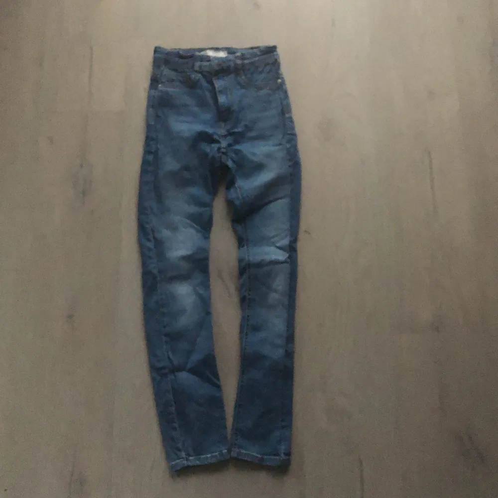 Blå snygga jeans från gina, köpta för 299kr säljer dem för 50. Blev för korta för mig som är ca 160! Inga slitningar och är i bra skick men ändå använt hyfsat mycket. Lätt att styla! Har du frågor/är intresserad eller vill ha fler bilder är det bara att kontakta! Säljer likadana i svart. Köpare står för frakt som är på 45kr. Kommer stryka innan de skickas iväg och är nytvättade! 🥰. Jeans & Byxor.