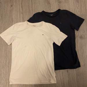 Två styckna t-shirts från tommy hilfiger som bär storleken 152-164! ord pris 189kr styck du får båda för 65kr eller 40kr var för sig! Skick på det hela 7/10 