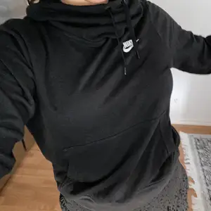 såååå skön nike hoodie, den är tunnare än hoodies vanligtvis brukar vara så passar perfekt nu till våren/sen sommar😍