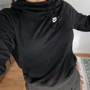nike hoodie - såååå skön nike hoodie, den är tunnare än hoodies vanligtvis brukar vara så passar perfekt nu till våren/sen sommar😍