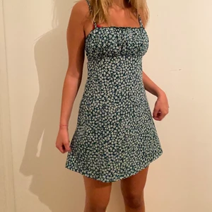 Klänning - Säljer denna  klänningen som jag inte använder längre pågrund av att jag inte tycker att de är helt min stil. Skulle säga att den passar från S-M jag är 173. Färgen är mer grön i verkligheten än vad den är på bilden. Frakt ingår