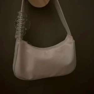 Väska - Säljer då nu min skit snygga beige vita väska då den tyvär inte kommer till användning längre✨