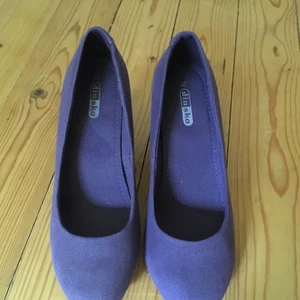 Lila klacksko retro - Helt nya. Säljs pga räkningar. 300 nypris och passar till allt.
