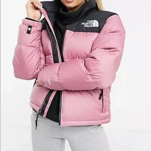 The north face jacka - Säljer nu min the northface jacka, jackan är i bra skick men den har ett märke/fläck på framsidan som syns ganska bra, det går säkert att fixa men jag har ej tagit tag i det! Därav priset! Ny pris är ca 3200kr köpt i butiken på Kungsgatan i Stockholm💕 kontakta för bilder