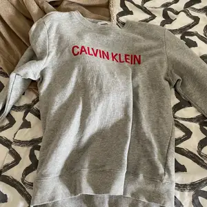 För liten för mig därav att jag säljer vidare ❤️❤️ Calvin Klein tröja i ett bra skick! Ca storlek Xs!