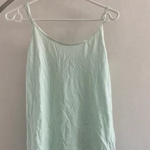 Mintgrönt linne - Mintgrönt linne. Ganska skrynklig pga den har legat i en påse. Men går såklart att fixa. Skriv vid intresse!