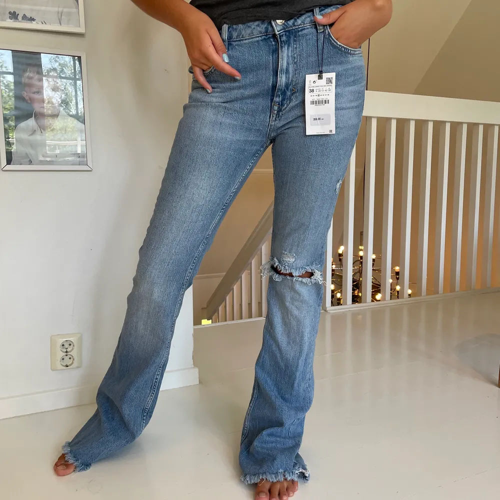 Säljer dessa slutsålda flared zara jeans. De är helt oanvända då de inte passade mig. De är i storlek 38 men passar perfekt på 36 som personen på bilderna är. . Jeans & Byxor.