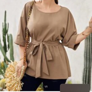 Blus  - Den är kortarmad färg kamel från shein har aldrig använt den på grund förkort trivs ej i den 