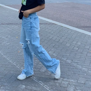 Högmedjade jeans  - Super fin högmedjade jeans med tre hål i sig, har använts få gånger och är fortfarande som ny. 