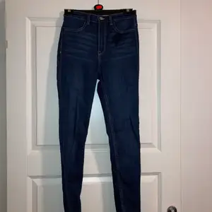 Mörk blåa jeans från H&M i storlek S bra skick använt två gånger pris kan diskuteras 