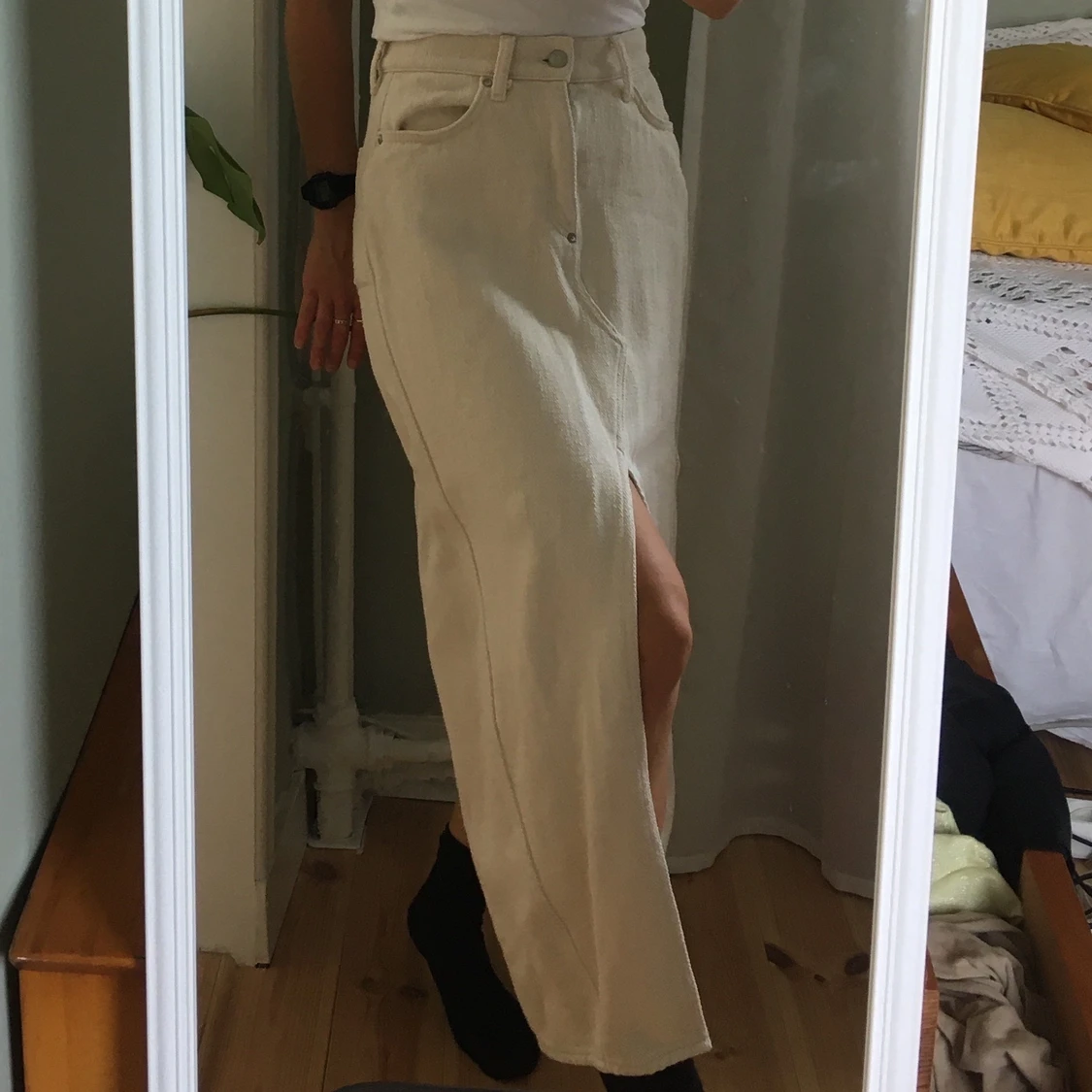 Lång vit skjol i byxmodell