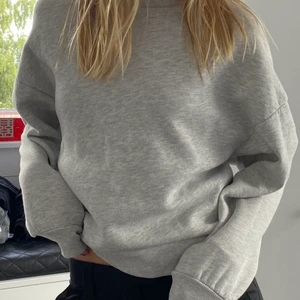 Grå sweatshirt  - Jätte skön och fin, passar till allt💕 