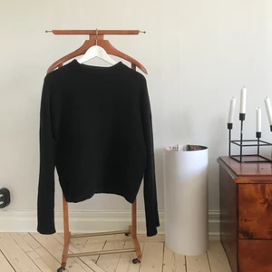 Svart tröja från Carin Wester  - Fin stickad tröja i bomull från Carin Wester! Otroligt bekväm och snygg form (bilden gör den ej rättvisa) men används på tok för sällan! Delar på frakt eller möts upp i Gbg! 