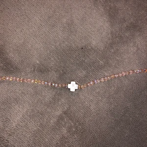 Rosa halsband med kors - Ett rosa halsband med ett litet kors på som jag alldrig andvänt. Såå fint att matcha med en ljusrosa kjol en vit tröja till exempel.Den är också från ett jättedyrt märke men skulle kunna sänka priset om du skriver privat.❤️❤️❤️