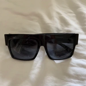 Gina tricot solglasögon - Fina Gina Tricot solglasögon, stora o breda 🖤 Passar till det mesta och kan funka både som moderna och som lite retro-vibe 🌸 I fint skick, lite vingliga i gångjärnen men sitter som dem ska! Superfina både till uppsatt hår och lite solbränna 😍🏝