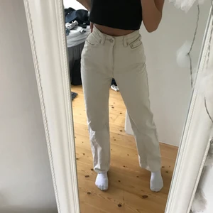 Weekday Jeans - Jeans i modellen Rowe från Weekday, sparsamt använda och inget som har gått sönder osv. Säljer för att dom inte är min smak längre och bättre att nån annan får användning för dom. Nypris: 500kr Mitt pris: 200kr eller högsta bud💕 köparen står för frakten!! Skriv gärna för fler bilder😊