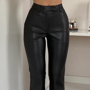 Slutsålda oanvända byxor från NA-KD💚 - Aldrig använda byxor från NA-KD i modellen ”Flared PU Pants”. Storlek 34. Säljer dem då jag har liknande byxor. Dem är slutsålda på hemsidan. Hör av dig för fler bilder☺️