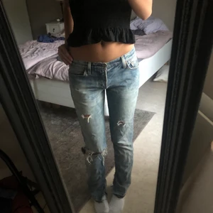 Levis lågmidjade jeans  - Lågmidjade Levis jeans, har klippt slit själv längst ner, är 174 cm lång! Köpte här på Plick förut för 200