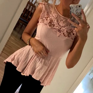 Rosa topp med spets - Rosa topp med spets. Fint fall och fin rygg. 