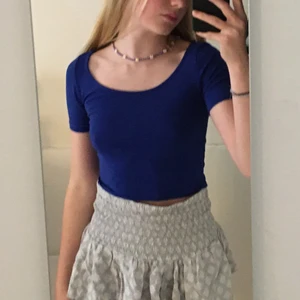 Hm topp - En blå hm topp som är divided. 🦋 Om många är intresserade blir det budgivning. 💙 48kr frakt och betalningen sker via swish 🌈 Hör av er om ni undrar något eller vill ha fler bilder 💗