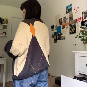 stickad tröja weekday - asmysig stor stickad tröja från weekday. jättefin och unik design på fram, baksida samt insidan. den har tyvärr en svart fläck (bild 3). storlek M (herr) men stooor i storleken