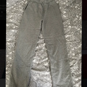 Grå raka mjukisbyxor  - Gråa mjukisbyxor i rak modell från Monki. Hela bilderna får inte riktigt plats men kan försöka skicka bättre bild vid intresse. Storlek XXS. Köparen står för frakt.