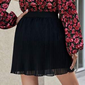 Bilderna e från shein. Säljer denna kjol i storlek M. Helt oanvänd (bara provad). Möts upp i Stockholm men kan fraktas (dock betalar köparen för frakten). Oklart fraktpris