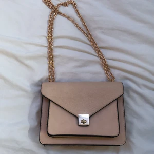 Liten  - En helt ny väska men sjusterbara band. Ny pris: 350 Mitt pris: 150 