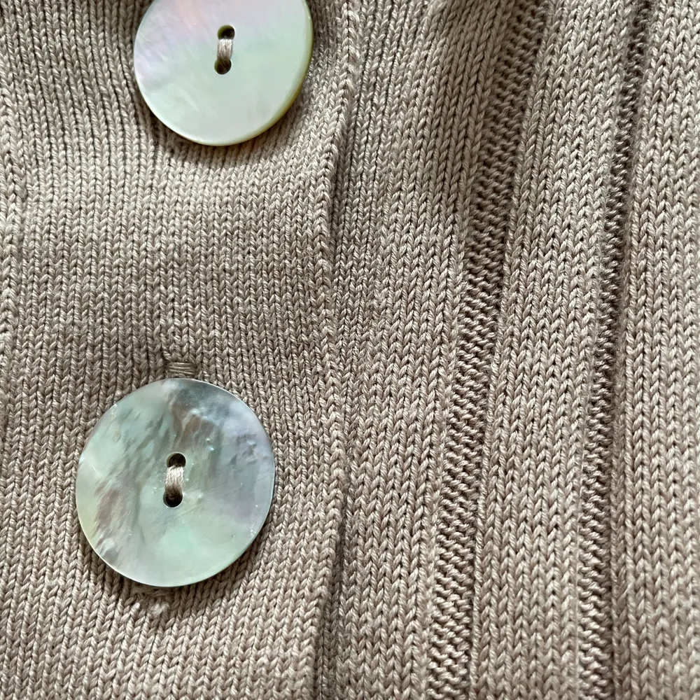 Ett jäättegulligt linne från H&M använd 2 gånger & den har smått färgade skiftande knappar! Man kan ta bort knutarna på axelbanden om man vill de:)❤️. Toppar.