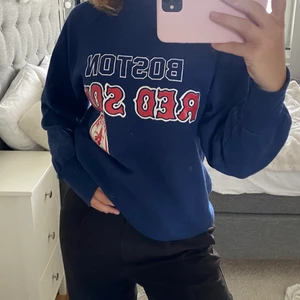 Vintage sweatshirt  -  Säljer en snygg vintage sweatshirt köpt på secondhand, står att den är storlek M men skulle säga att den är mer som en S💙