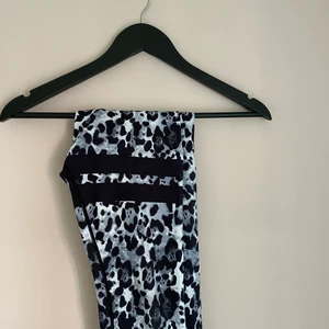 grå/vit/blå leopard byxor ifrån stronger - grå/vit/blå leopard byxor ifrån stronger. endast använda en gång men för små för mig. storlek Xs💙🤍🖤