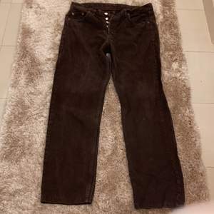 Jätte fina bruna jeans köpts på humana 😍 W36 L36! Om fler är intresserade blir det budgivning