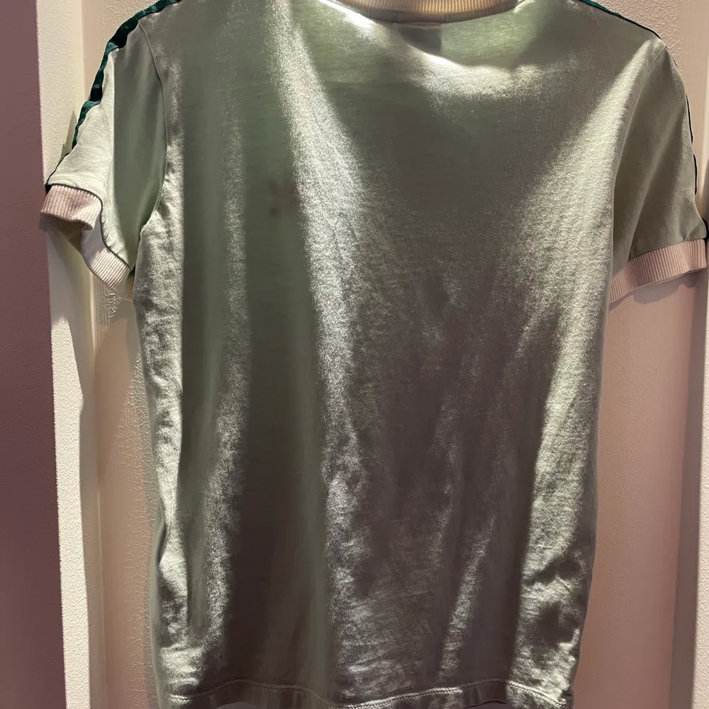 Jätte fin Adidaströja köpt för lite ca 1 år sedan. Använd ett fåtal gånger. Den är i en jätte fin mintgrön färg med mörkgröna ditaljer. Köparen står för frakt💕. T-shirts.