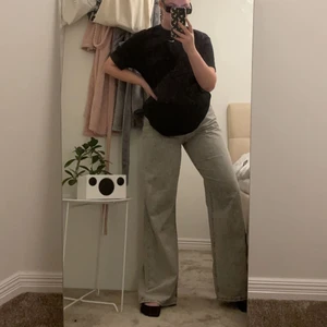 Vida jeans gråa  - Gråa vida jeans från bershka, storlek 42, skriv till mig vid frågor eller om ni är intresserade 