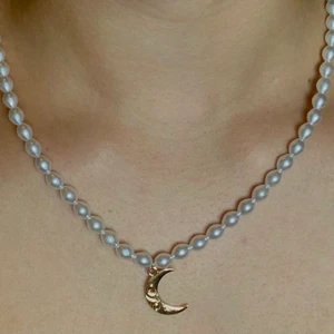 Halsband  - Pärlhalsband med måne, 20kr + frakt 12kr