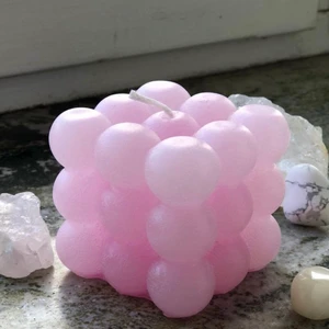 Bubble ljus - Ett ljus i form av bubblor, har en bubbelrosa färg 
